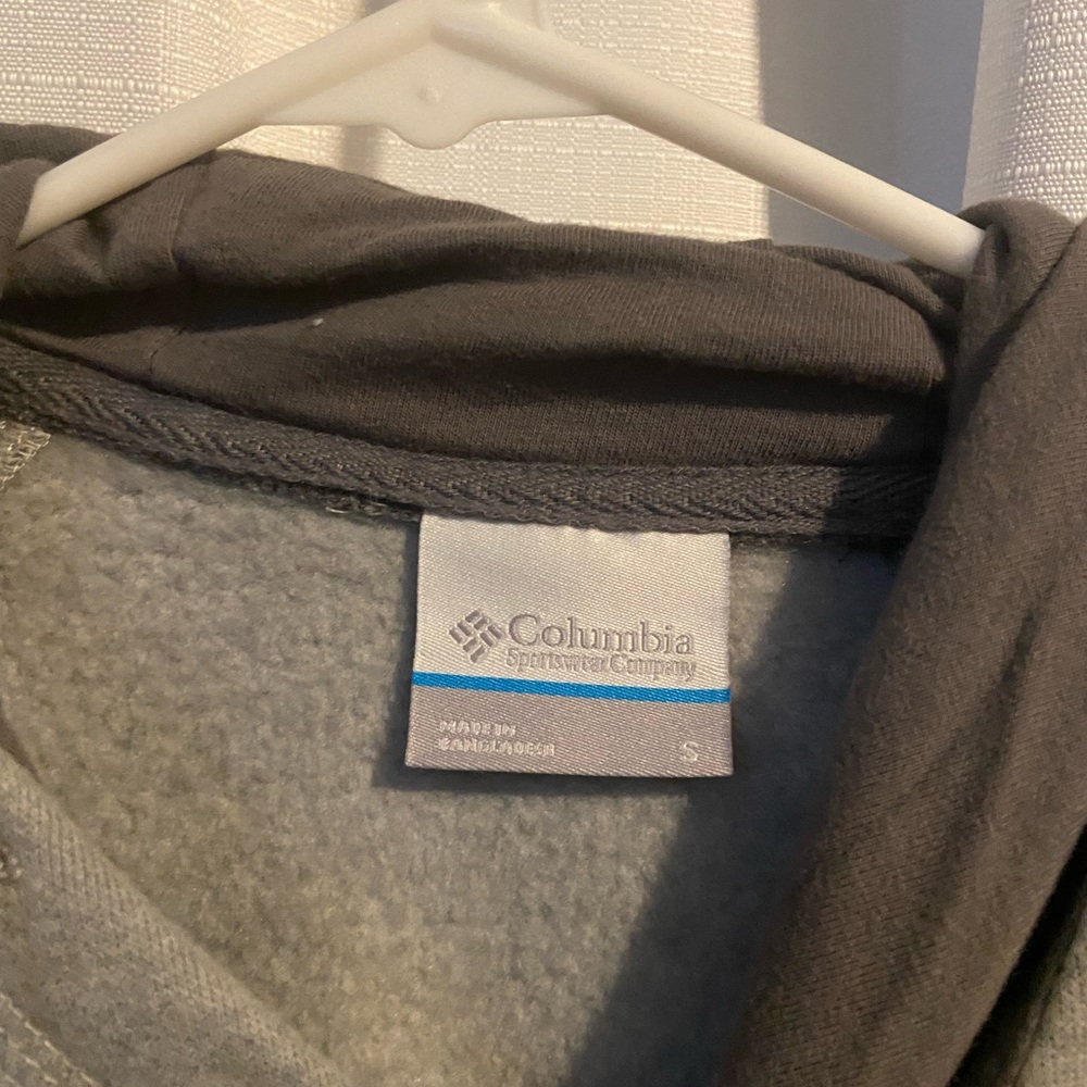 Woman’s Columbia hoodie size small